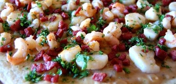 Пицца с креветками и колбасой