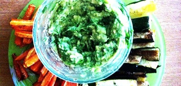 Овощные чипсы с соусом из авокадо