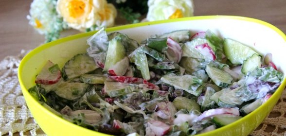 Салат из свежих овощей и зелени с йогуртовой заправкой