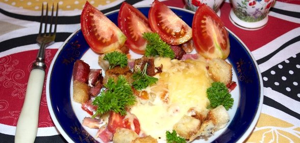 Яичница с колбасой и хлебом