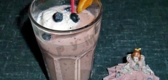 Чернично-банановый коктейль на кефире