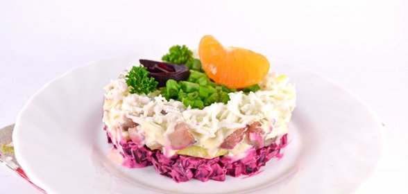 Закуска из сельди со свеклой в сметанно-мандариновой заправке