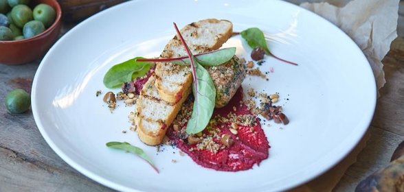 Козий сыр с кремом из свеклы