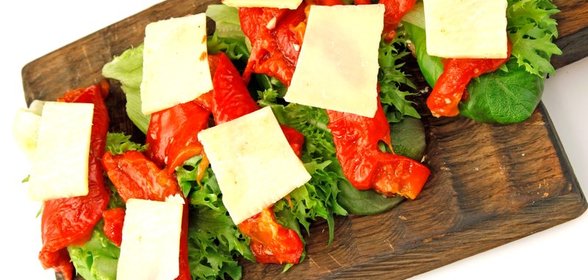 Бутерброд с творожным сыром и печеным перцем