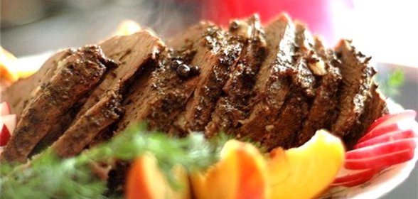 Тушеная говядина с красным вином и цедрой апельсина