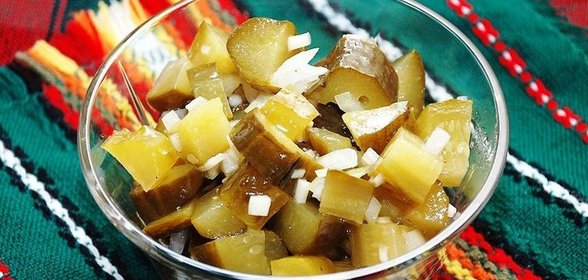 Простой салат с солеными огурцами