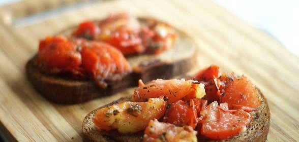 Чесночная брускетта с томатами, красным луком и базиликом