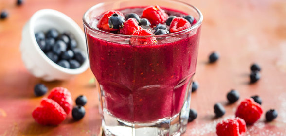 Ягодный смузи с бананом