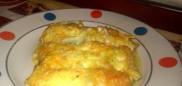 Белая рыба под овощами и сметаной