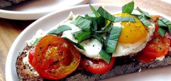 Яичница с помидорами и сыром