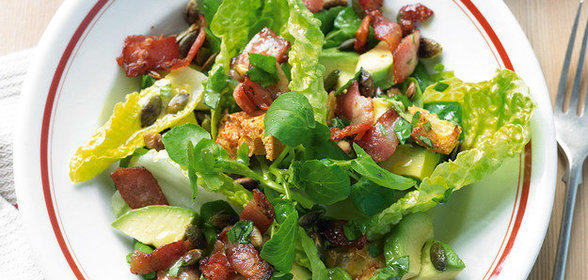 Салат с беконом, сухариками и шпинатом