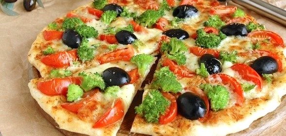 Пицца с брокколи, моцареллой и пармезаном