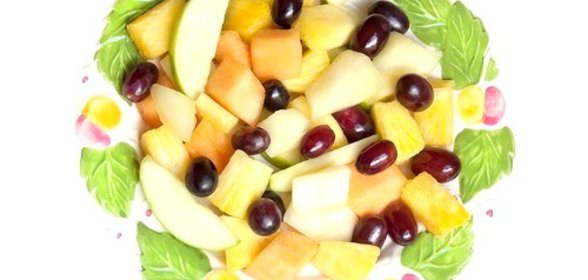 Салат из яблок, груш и дыни с ликером