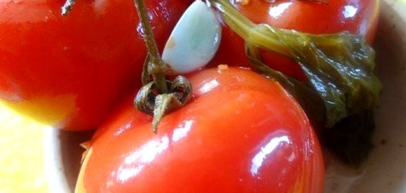 Помидоры соленые по‑грузински в яблочном соке