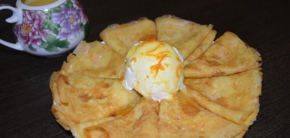Апельсиновые блинчики с апельсиновым соусом и домашним мороженым
