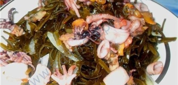 Салат с морским коктейлем