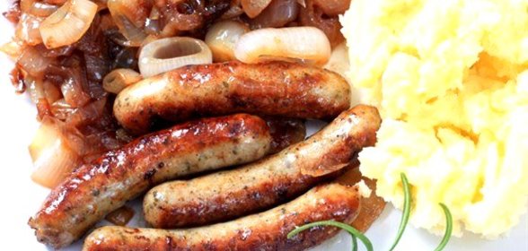 Сосиски с луковой подливкой