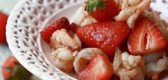 Весенний салат с креветками и клубникой