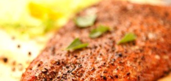 Лосось на гриле в кленовом сиропе и апельсиновом соке