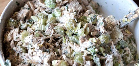 Салат с виноградом, курицей и сельдереем