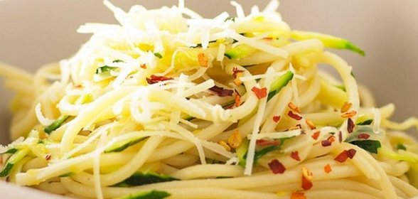 Спагетти с цукини, лимоном и перцем