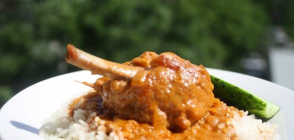 Курица карри со сливками и паровым рисом