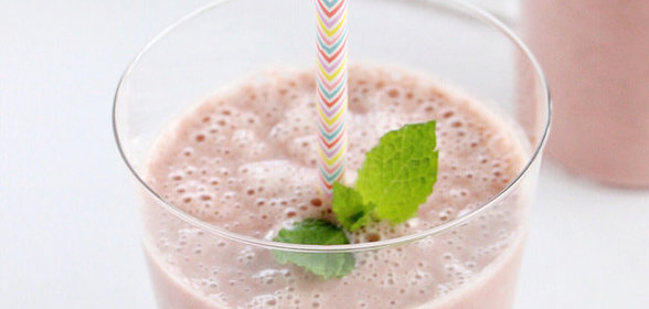 Смузи из авокадо и малины