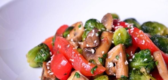 Теплый постный салат из брюссельской капусты