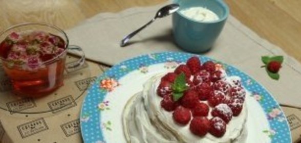 Панкейки с творожным кремом и малиной