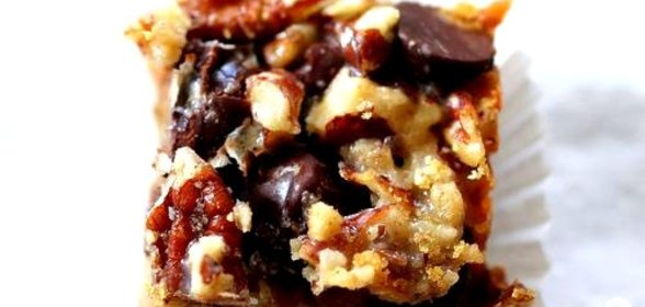 Пирожные с шоколадом, сгущенкой и орехами