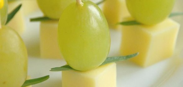 Закуска из сыра и винограда на шпажках