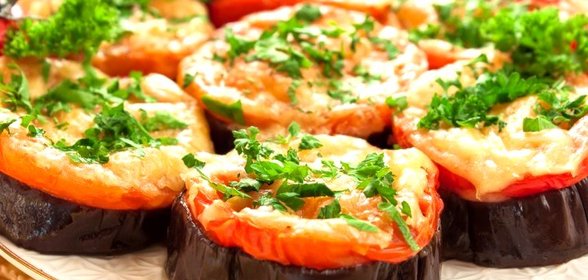 Баклажаны, запеченные с помидорами и сыром