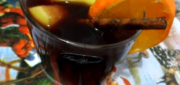 Яблочный сидр с красным вином и корицей