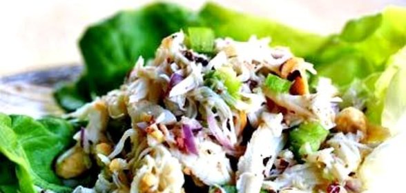 Крабовый салат с грушей и орехами