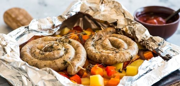 Сосиски с овощами в фольге