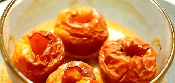 Печеные яблоки с корицей в белом вине