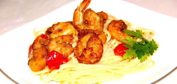 Паста с креветками и помидорами