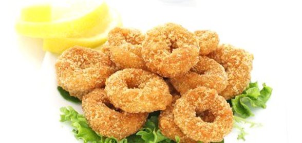 Жареные кольца кальмаров с солью и перцем со сладким соусом чили