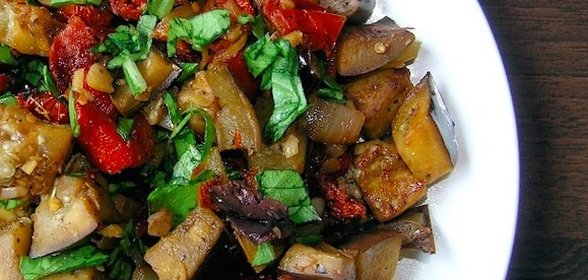 Теплый салат из баклажанов