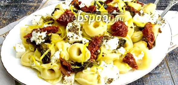 Тортеллини сырные с вялеными помидорами и шпинатом