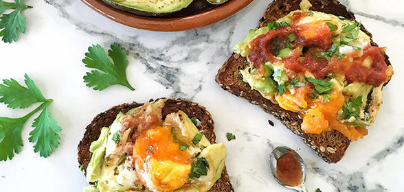 Тосты с яйцом и авокадо
