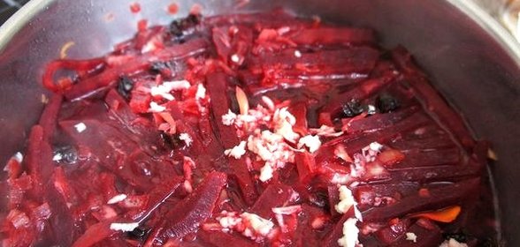 Тушеная свекла с черносливом