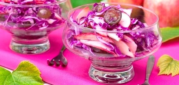 Витаминный салат с краснокочанной капустой, виноградом и яблоком