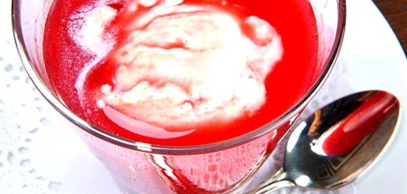 Компот из слив, малины и красного вина с ванильными взбитыми сливками