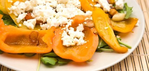 Жареные желтые чили на гриле с фетой и орегано