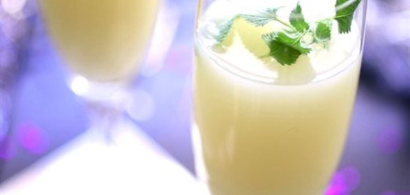 Коктейль из джина и ликера Creme de Menthe