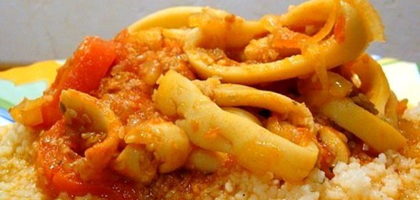 Кальмары, тушеные с перцем и кунжутом