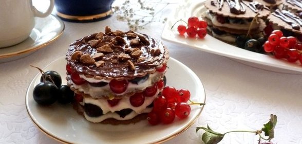 Мильфей с творожным кремом, крыжовником и смородиной