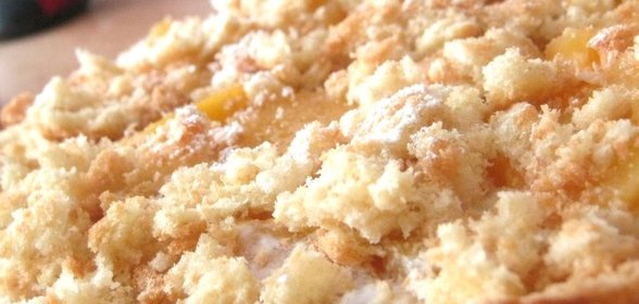 Бисквитный пирог с персиками
