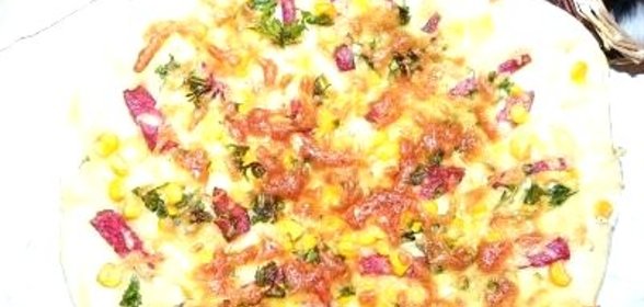 Пицца с колбасой и кукурузой